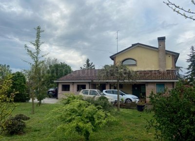 Vicinanze comacchio vendesi podere agricolo con rustico riammodernato